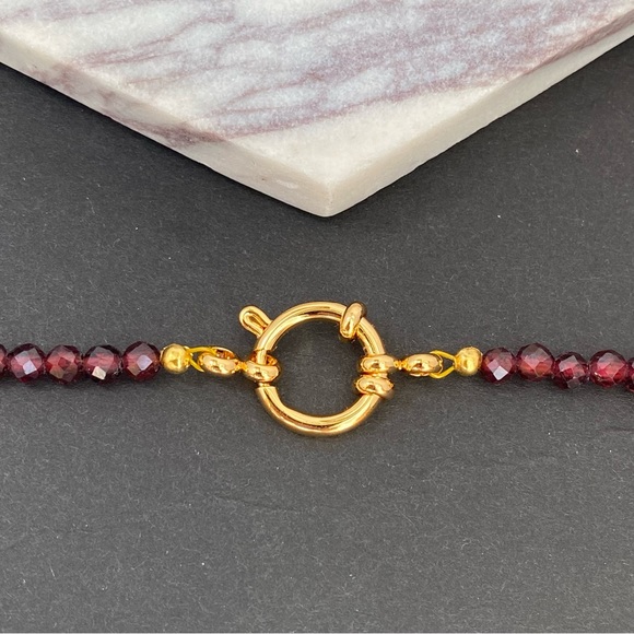Garnet Necklace Choker with Gold Sailor Clasp Front or back faceted gemstone - Picture 3 of 4